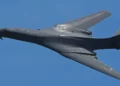 Un bombardero B-1B Lancer de la Fuerza Aérea de Estados Unidos vuela durante el Tampa Bay AirFest en Florida.