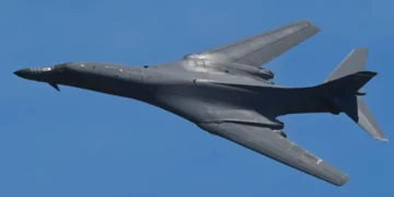 Un bombardero B-1B Lancer de la Fuerza Aérea de Estados Unidos vuela durante el Tampa Bay AirFest en Florida.