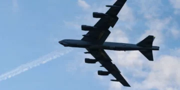 La Fuerza Aérea de Estados Unidos destinó US$17 millones a tres empresas para desarrollar mejoras SATCOM seguras y resistentes para el B-52 Stratofortress.
