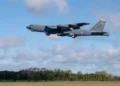 Un bombardero B-52H Stratofortress de la Fuerza Aérea de Estados Unidos despega de RAF Fairford durante el ejercicio Cobra Warrior 25-2.