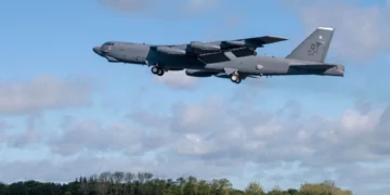 Un bombardero B-52H Stratofortress de la Fuerza Aérea de Estados Unidos despega de RAF Fairford durante el ejercicio Cobra Warrior 25-2.