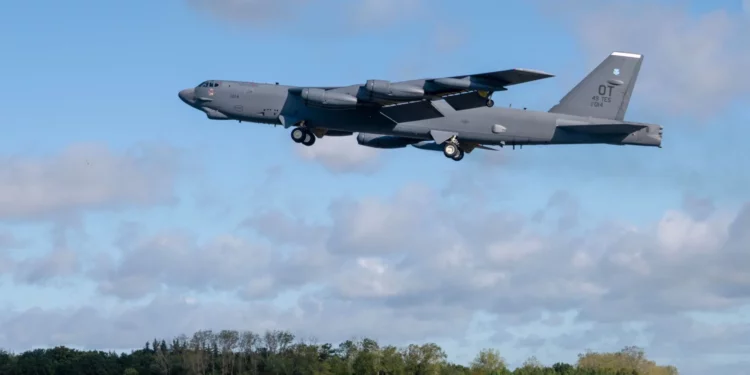 Un bombardero B-52H Stratofortress de la Fuerza Aérea de Estados Unidos despega de RAF Fairford durante el ejercicio Cobra Warrior 25-2.