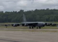 Bombardero B-52H Stratofortress de la Fuerza Aérea de Estados Unidos aterriza en Alaska antes de su modernización a la configuración B-52J