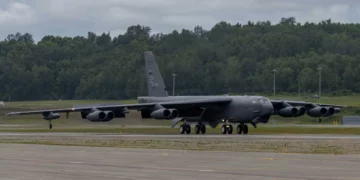 Bombardero B-52H Stratofortress de la Fuerza Aérea de Estados Unidos aterriza en Alaska antes de su modernización a la configuración B-52J