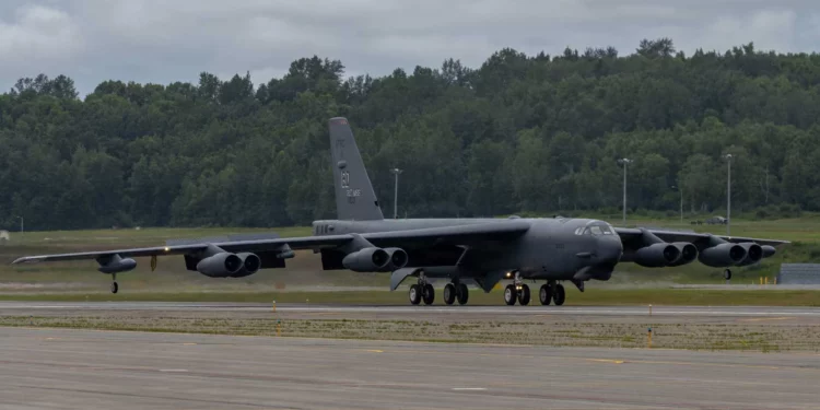 Bombardero B-52H Stratofortress de la Fuerza Aérea de Estados Unidos aterriza en Alaska antes de su modernización a la configuración B-52J