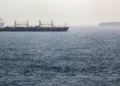 Buques transitan por el estrecho de Bab al-Mandab frente a la costa del sur de Yemen.