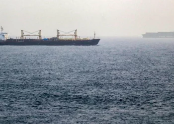 Buques transitan por el estrecho de Bab al-Mandab frente a la costa del sur de Yemen.
