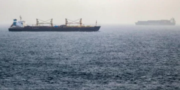 Buques transitan por el estrecho de Bab al-Mandab frente a la costa del sur de Yemen.