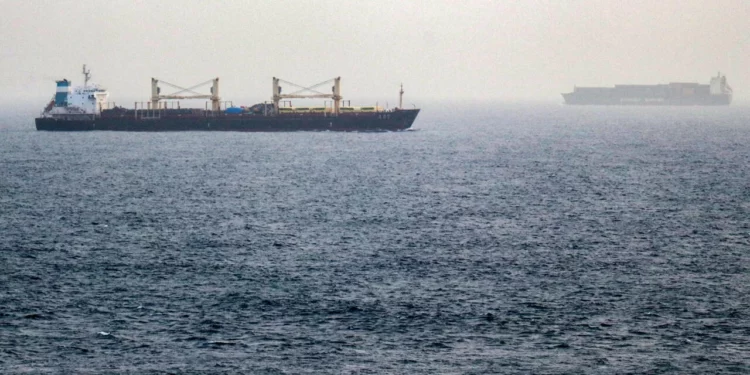 Buques transitan por el estrecho de Bab al-Mandab frente a la costa del sur de Yemen.