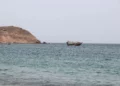 Una imagen muestra barcos flotando en el estrecho de Bab el-Mandeb, en el mar Rojo.