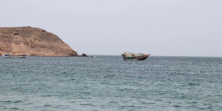 Una imagen muestra barcos flotando en el estrecho de Bab el-Mandeb, en el mar Rojo.