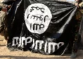 Soldados del ejército iraquí muestran una bandera del Estado Islámico capturada durante una operación cerca de Mosul, Irak, el 29 de noviembre de 2016.