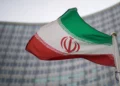 Bandera de Irán frente a la sede del OIEA en Viena, Austria, el 17 de diciembre de 2021.