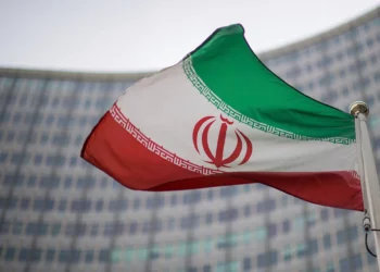 Bandera de Irán frente a la sede del OIEA en Viena, Austria, el 17 de diciembre de 2021.