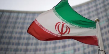 Bandera de Irán frente a la sede del OIEA en Viena, Austria, el 17 de diciembre de 2021.