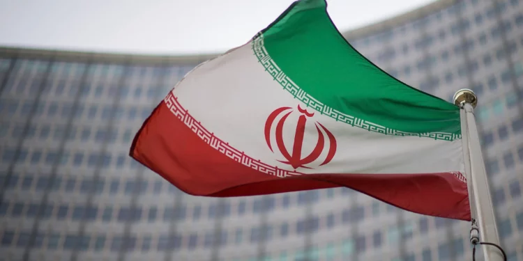 Bandera de Irán frente a la sede del OIEA en Viena, Austria, el 17 de diciembre de 2021.