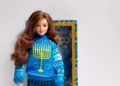Barbie de Jánuka lanzada por Mattel como parte de su colección de suéteres festivos.