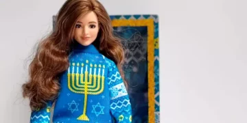 Barbie de Jánuka lanzada por Mattel como parte de su colección de suéteres festivos.
