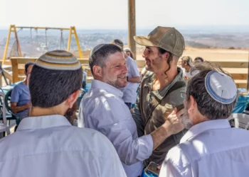 El ministro de Finanzas Bezalel Smotrich visita la granja Meir La’aretz, un asentamiento en Cisjordania, durante la festividad de Sucot como parte de su campaña electoral, el 27 de septiembre de 2026.