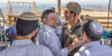 El ministro de Finanzas Bezalel Smotrich visita la granja Meir La’aretz, un asentamiento en Cisjordania, durante la festividad de Sucot como parte de su campaña electoral, el 27 de septiembre de 2026.