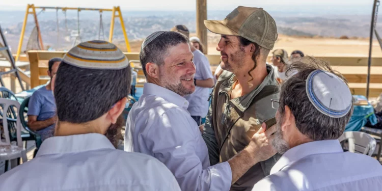 El ministro de Finanzas Bezalel Smotrich visita la granja Meir La’aretz, un asentamiento en Cisjordania, durante la festividad de Sucot como parte de su campaña electoral, el 27 de septiembre de 2026.