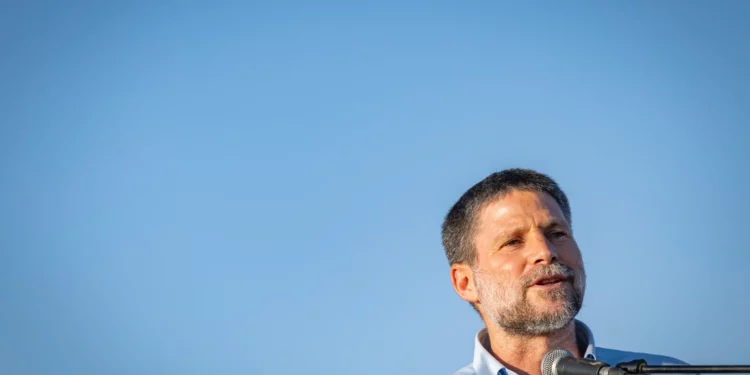El ministro de Finanzas Bezalel Smotrich asiste a una ceremonia por el establecimiento del nuevo asentamiento israelí de Ma’ale Arugot, en Gush Etzion, Cisjordania, el 2 de septiembre de 2026.