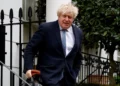 Boris Johnson durante una visita relacionada con Ucrania
