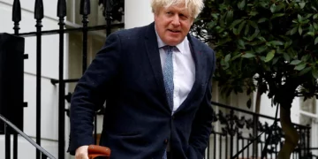 Boris Johnson durante una visita relacionada con Ucrania
