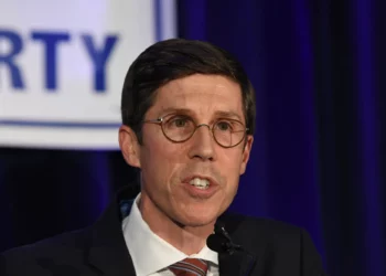 Brett Smiley durante un acto electoral en Providence en 2022