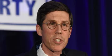 Brett Smiley durante un acto electoral en Providence en 2022
