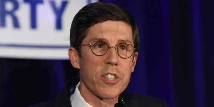Brett Smiley durante un acto electoral en Providence en 2022