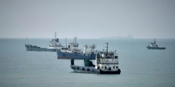 Buques comerciales fondeados en el estrecho de Ormuz frente a Bandar Abbas, Irán, el 4 de septiembre de 2026.