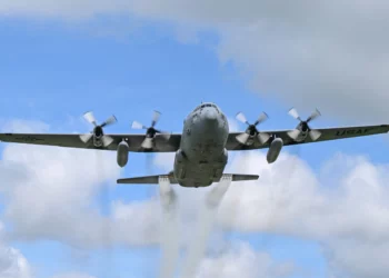 C-130H Hercules despega durante una demostración de fumigación aérea en Youngstown
