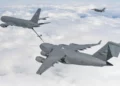 Un C-17 Globemaster III y un KC-46A de la Fuerza Aérea de Estados Unidos.