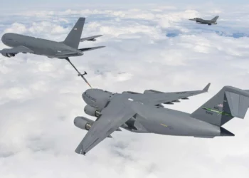 Un C-17 Globemaster III y un KC-46A de la Fuerza Aérea de Estados Unidos.