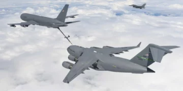 Un C-17 Globemaster III y un KC-46A de la Fuerza Aérea de Estados Unidos.