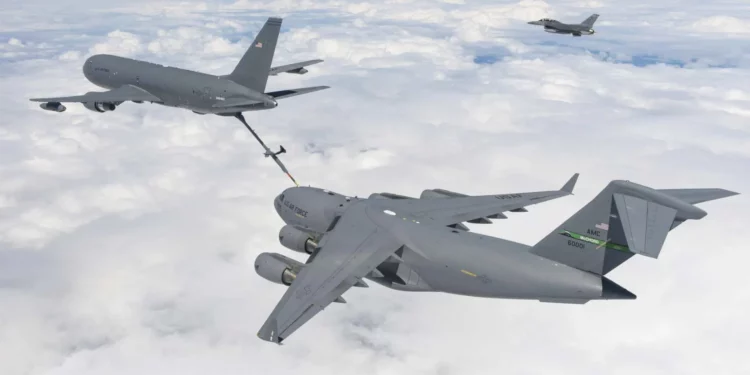 Un C-17 Globemaster III y un KC-46A de la Fuerza Aérea de Estados Unidos.