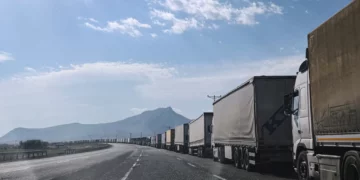 Camiones esperan en la carretera hacia el cruce de Gurbulak, en la frontera entre Turquía e Irán, el 22 de septiembre de 2026.