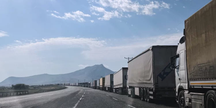 Camiones esperan en la carretera hacia el cruce de Gurbulak, en la frontera entre Turquía e Irán, el 22 de septiembre de 2026.