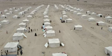 Tiendas de campaña en el campamento Al-Firdaws para yemeníes desplazados en Ras Imran, en las afueras occidentales de Adén, Yemen, el 17 de septiembre de 2026.