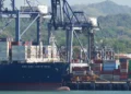 Grúas cargan un buque en el puerto de Balboa, en el Canal de Panamá, el 30 de enero de 2026.