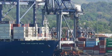 Grúas cargan un buque en el puerto de Balboa, en el Canal de Panamá, el 30 de enero de 2026.