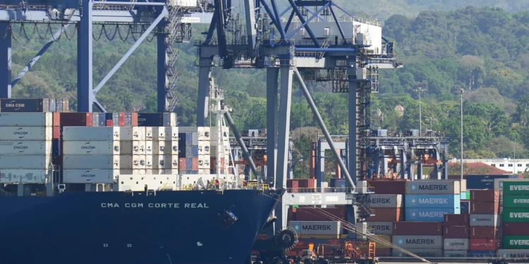 Grúas cargan un buque en el puerto de Balboa, en el Canal de Panamá, el 30 de enero de 2026.
