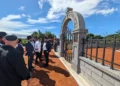 Rabinos de Jabad frente al nuevo cementerio judío de Taiwán, 31 de agosto de 2026