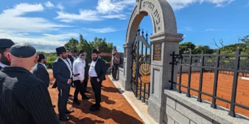 Rabinos de Jabad frente al nuevo cementerio judío de Taiwán, 31 de agosto de 2026