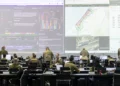 Personal militar estadounidense, miembros de las FDI y funcionarios internacionales observan mapas e imágenes de Gaza en Kiryat Gat.