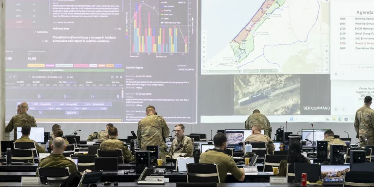 Personal militar estadounidense, miembros de las FDI y funcionarios internacionales observan mapas e imágenes de Gaza en Kiryat Gat.