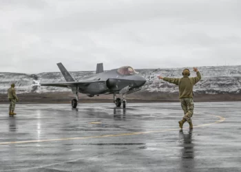 Cazas CF-18, F-35A y F-16 de NORAD durante una intercepción en la zona de defensa aérea de Alaska