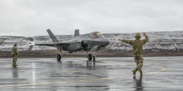 Cazas CF-18, F-35A y F-16 de NORAD durante una intercepción en la zona de defensa aérea de Alaska
