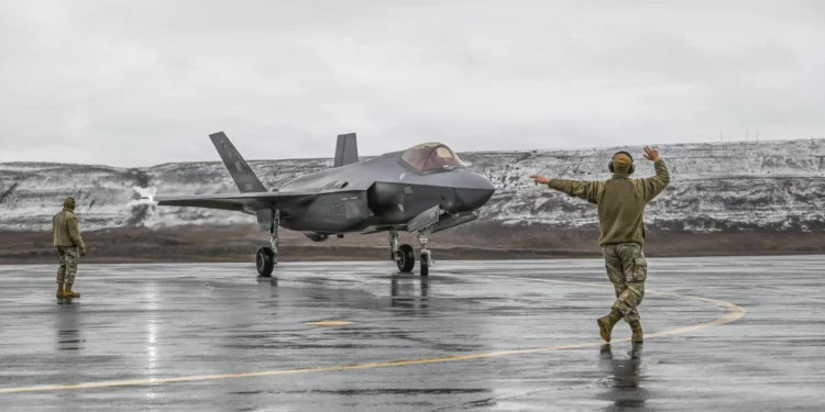 Cazas CF-18, F-35A y F-16 de NORAD durante una intercepción en la zona de defensa aérea de Alaska